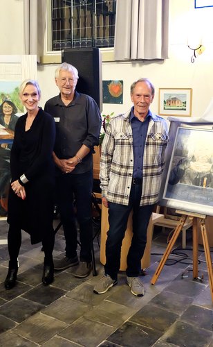 Wethouder Dennis Bouwman naast de kunstenaars en de onthulde portretten