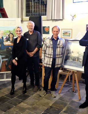 Wethouder Dennis Bouwman naast de kunstenaars en de onthulde portretten