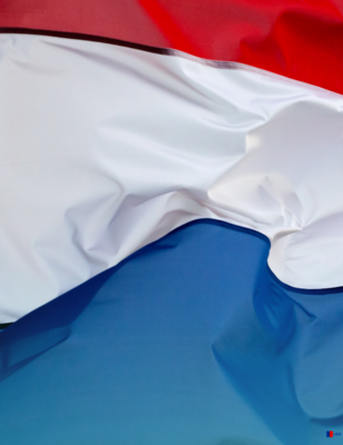 Foto van de Nederlandse vlag met hierin het beeldmerk van 80 jaar vrijheid en de gemeente Midden-Drenthe