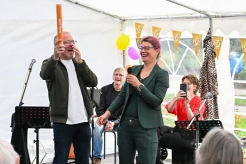 Wethouder Rieja Raven tijdens 50 jaar bestaan van Altingerhof