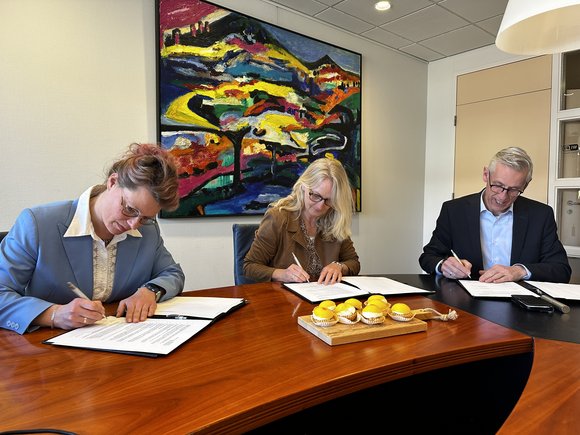 Ondertekening door de gemeente Midden-Drenthe, woningcorporatie Actium en ontwikkelaar Loostad Vastgoedontwikkeling