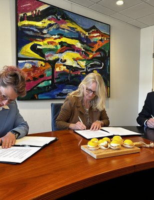 Ondertekening door de gemeente Midden-Drenthe, woningcorporatie Actium en ontwikkelaar Loostad Vastgoedontwikkeling