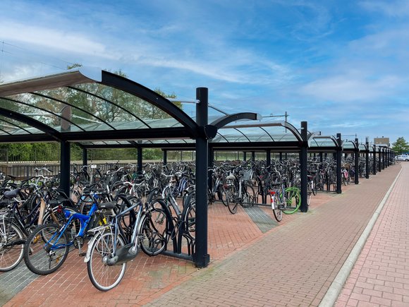Foto van de fietsenrekken op station Beilen