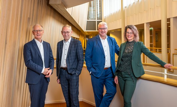 De wethouders en burgemeester van de gemeente Midden-Drenthe staan in de hal van het gemeentehuis. Van links naar rechts: Peter Smit, Jan Schipper, Jan Zwiers en Rieja Raven.