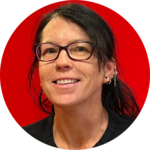 Pasfoto Esther van Oss met rode achtergrond.