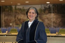 Trouwambtenaar Anja Moes in toga