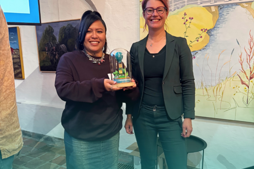 Gloria lappya naast Riaja Raven met haar prijs als cultureel talent Midden-Drenthe 2025
