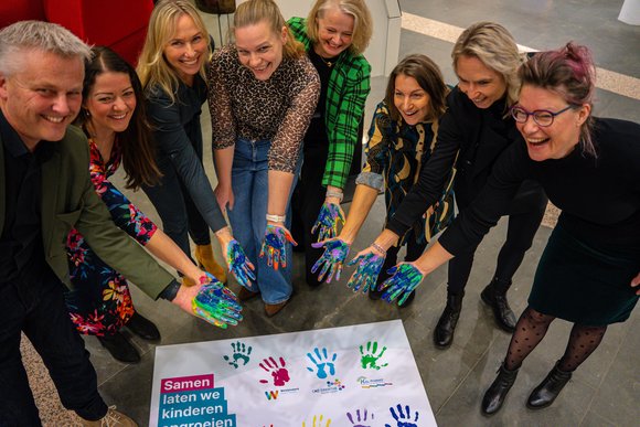 Van links naar rechts: v.l.n.r. Herman Gebben, Kits Primair  Sara Boxem, Welzijnswerk Midden-Drenthe Annelies Bakelaar, CKC Drenthe Gerry Berends, Bibliotheek Midden-Drenthe Rhea ter Laak, GGD Drenthe Marrit Otten, Huisartsen Midden-Groningen Esmée Post, Volta Beilen Rieja Raven, Gemeente Midden-Drenthe