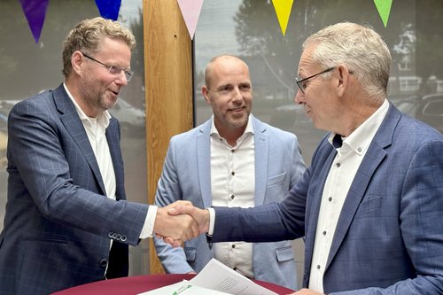 Wethouder Jan Schipper schut de hand van betrokken partijen