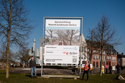 Wethouder Jan Schipper en Avitec onthullen bouwbord aan de Esweg
