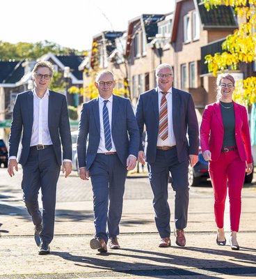 College B&W loopt door de straat. Van links naar rechts: Mike Hacking, Jan Schipper, Jan Zwiers, Rieja Raven.