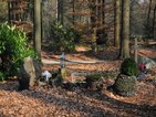 Bosbegraafplaats Witteveen met kruis, grafsteen, lantaarns en planten