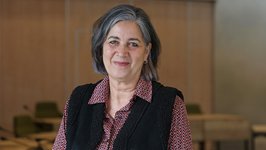 Trouwambtenaar Anja Moes in dagelijkse kleding