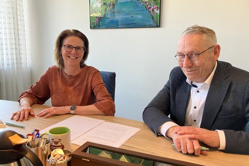 Wethouder Jan Schipper en Janneke Klijn, directeur-bestuurder a.i. van Woonservice, tekenen intentieverklaring.