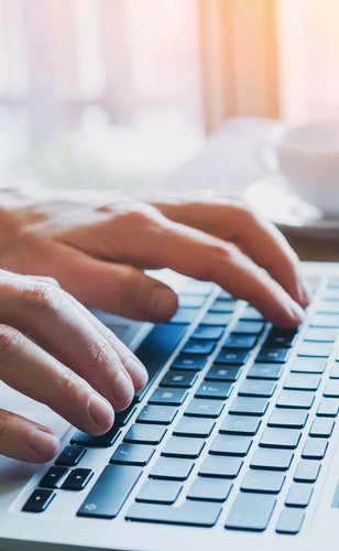 Gebruiker die werkt op een laptop