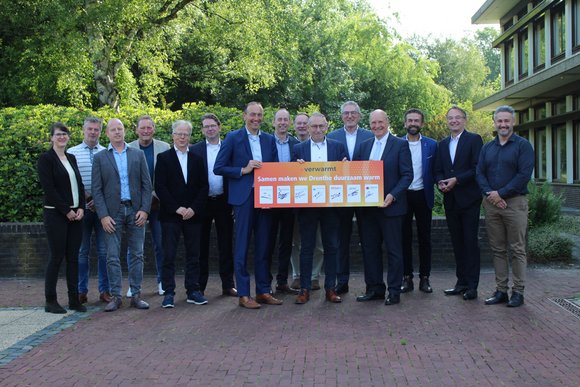 Foto van wethouder Jan Schipper, wethouders van andere gemeenten en bestuurders van afvalenergiebedrijf Attero en de netwerkbedrijven RENDO en Enexis Groep 
