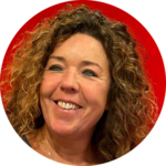 Pasfoto Herma Boerma met rode achtergrond.