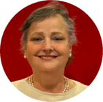 Pasfoto Anita Aalderink met rode achtergrond.