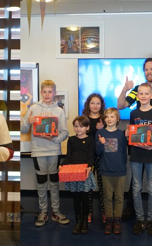 Links: de prijswinnaars uit Midden-Drenthe, Feline en Jort; rechts: alle prijswinnaars uit de gemeenten Midden-Drenthe, De Wolden en Hoogeveen