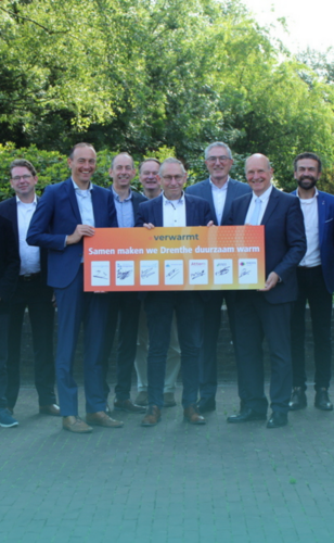 Foto van wethouder Jan Schipper, wethouders van andere gemeenten en bestuurders van afvalenergiebedrijf Attero en de netwerkbedrijven RENDO en Enexis Groep 