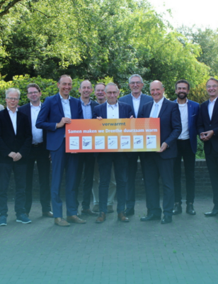 Foto van wethouder Jan Schipper, wethouders van andere gemeenten en bestuurders van afvalenergiebedrijf Attero en de netwerkbedrijven RENDO en Enexis Groep 