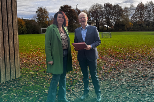 Voorzitter Annemarie Timmermans en Peter Smit op de plek waar het nieuwe gebouw van BSVV moet komen te staan.