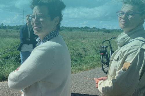 Gedeputeerde en wethouder fietsen langs mogelijke woningbouwlocaties in Beilen en laten zich informeren