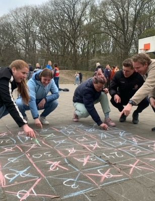 Wethouder Rieja Raven CKC De Wegwijzer Westerbork Stoepkrijgen Schoolplein Bewegen