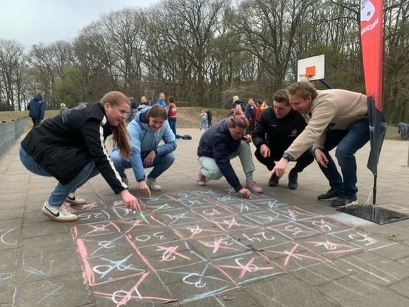 Wethouder Rieja Raven CKC De Wegwijzer Westerbork Stoepkrijgen Schoolplein Bewegen