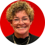 Pasfoto Wilma Etten met rode achtergrond.