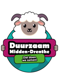 Logo Ovis van Duurzaam Midden-Drenthe. Het witte schaap Ovis houdt een bord vast met daarop 'Duurzaam Midden-Drenthe'. Daaronder de slogan: 'Dat doen we samen'.