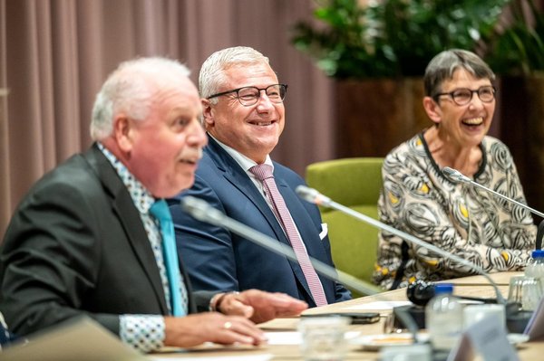 Jan Zwiers wordt geïnstalleerd in de raadzaal. Jan Beugel en Jetta Klijnsma zitten naast Jan