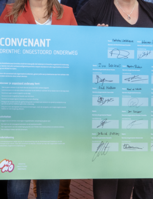 Bord met handtekeningen onder het MONO convenant van alle wethouders uit Drenthe.
