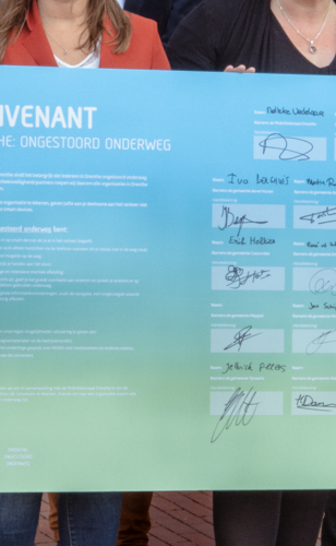 Bord met handtekeningen onder het MONO convenant van alle wethouders uit Drenthe.