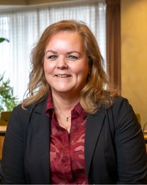 Gemeentesecretaris Janneke Beikes in de raadzaal.