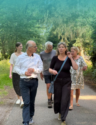Wethouder Peter Smit loopt met meerdere bewoners over het vakantiepark