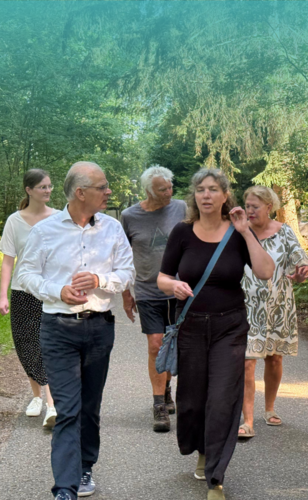 Wethouder Peter Smit loopt met meerdere bewoners over het vakantiepark