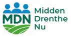 Logo van Midden-Drenthe Nu. Een soort wapen met 3 blauwe poppetjes aan de bovenkant. In het midden de afkorting MDN. Onderaan groene, vloeiende strepen. Daarnaast de woorden Midden-Drenthe Nu onder elkaar.